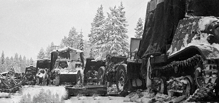 Equipamento soviético abandonado na estrada de Raate, Finlândia.