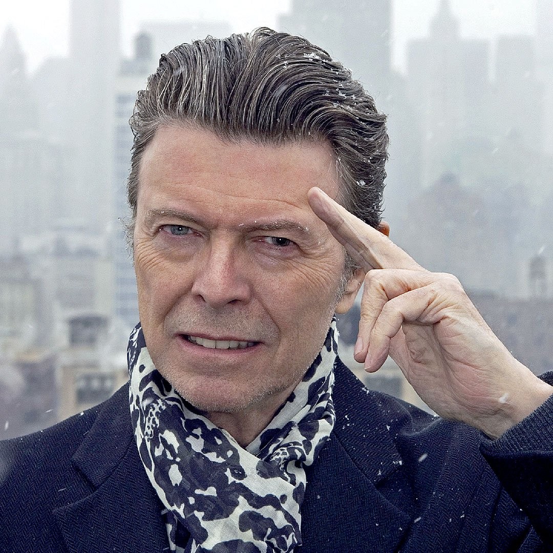 David Bowie gesticula uma saudação