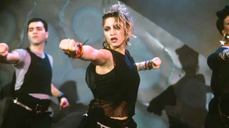 Madonna apresentando Holiday na tela do programa American Bandstand