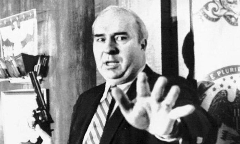 Frame de um vídeo mostrando Dwyer segurando um revólver Magnum .357, segundos antes de cometer suicídio com um tiro em si mesmo em Harrisburg, Pensilvânia, em 22 de janeiro de 1987.<br>