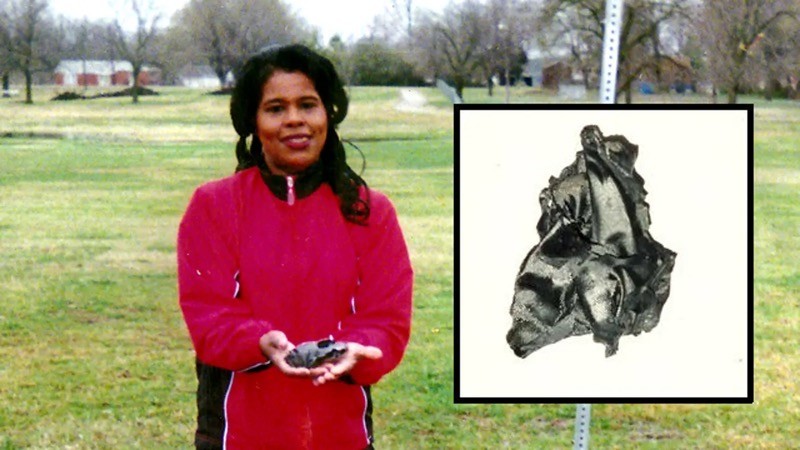 Lottie Williams em imagem jornalística, segurando o fragmento que a atingiu