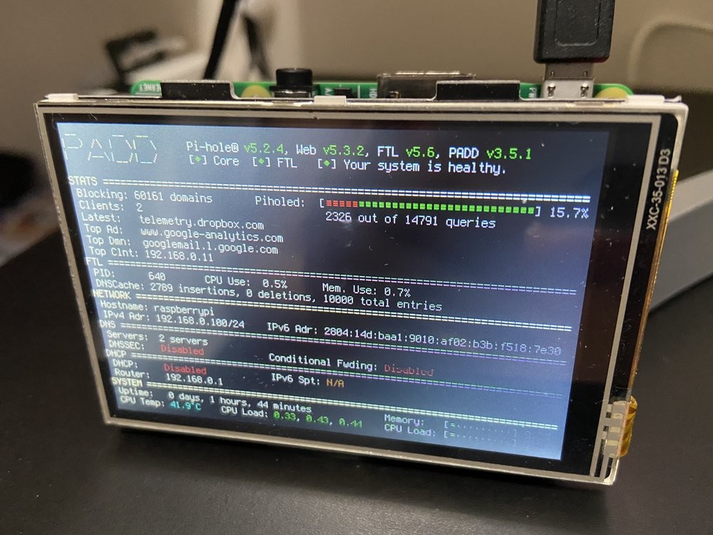 Display TFT de 3,5 polegadas acoplado a um Raspberry Pi e exibindo as estatísticas de uso de um servidor Pi-hole