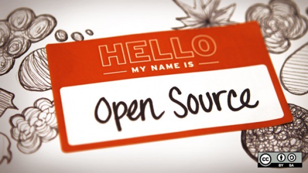 Crachá adesivo onde se lê: Hello, my name is Open Source