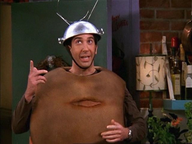 Foto do personagem Ross no episódio de Friends em que ele se fantasia de Spudnik, com corpo de batata e um capacete metálico com antenas