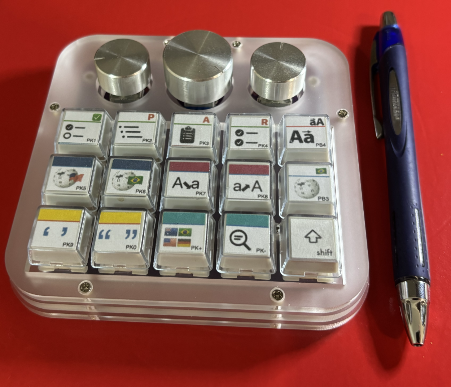 Um teclado auxiliar com 15 teclas e 3 dials giratórios
