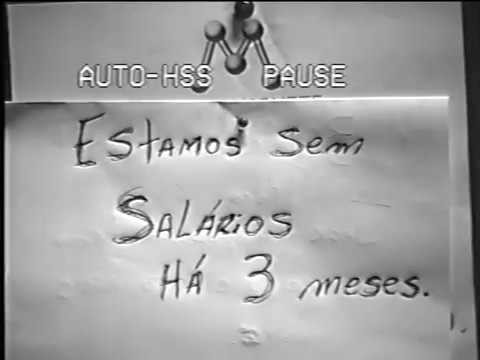 Imagem de uma folha de papel levada ao ar, com dizeres escritos com caneta: “Estamos sem salários há 3 meses”