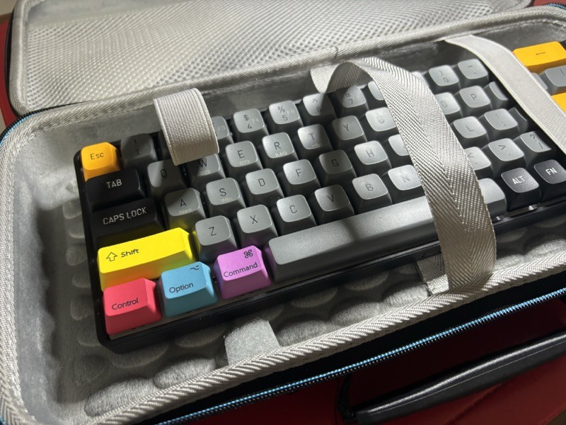 Teclado GD68 com teclas coloridas Shift, Control, Option e Command instaladas em seu canto inferior esquerdo.