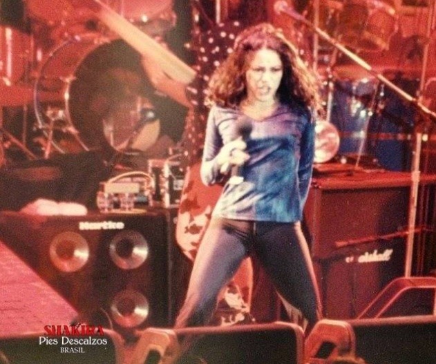 Shakira no palco em uma das suas apresentações da turnê Pies Descalzos no Brasil, em 1997.