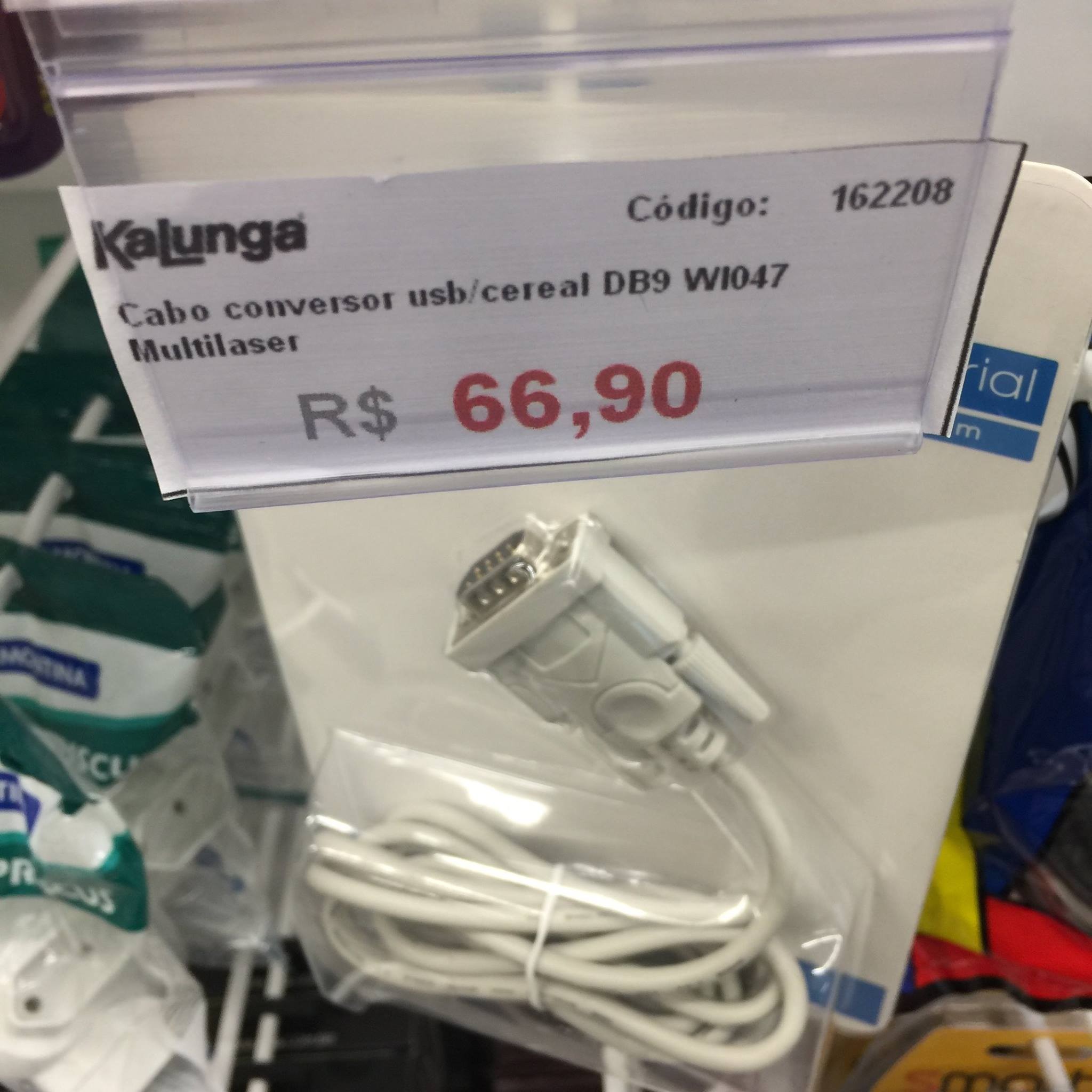 Foto de um cabo USB/serial, etiquetado pela papelaria Kalunga como usb/cereal