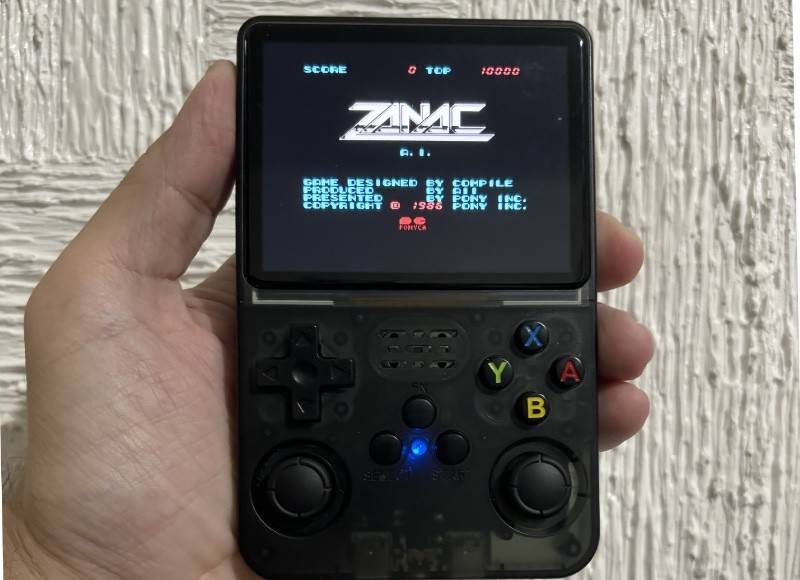 Tela de abertura do jogo Zanac, para MSX, exibida no meu R36S