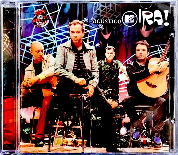 Capa do CD Ira! Acústico MTV, mostrando os integrantes da banda em foto posada no palco, com seus instrumentos, com o vocalista à frente dos outros 3 integrantes.