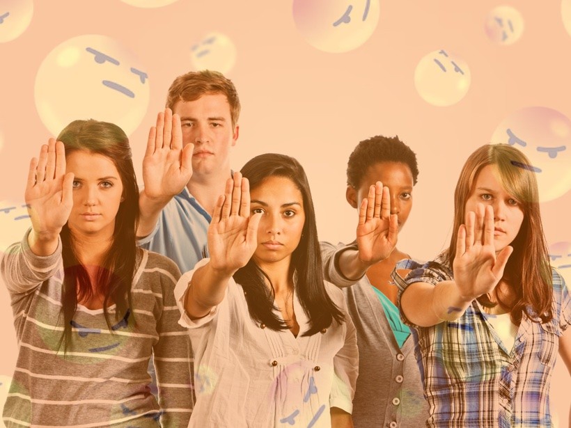 Grupo de pessoas fazendo o sinal de “pare“ com as mãos