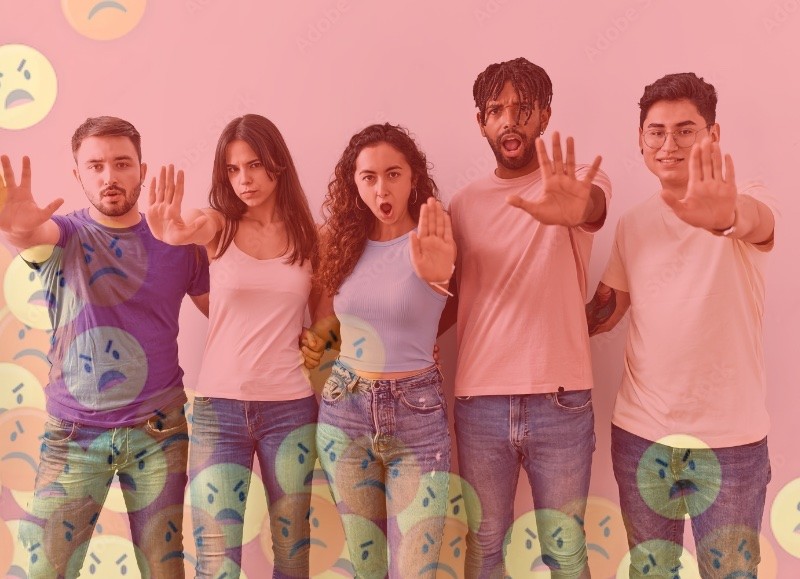 Grupo de pessoas fazendo o sinal de “pare“ com as mãos