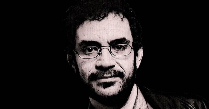 Foto em preto e branco do rosto de Renato Russo