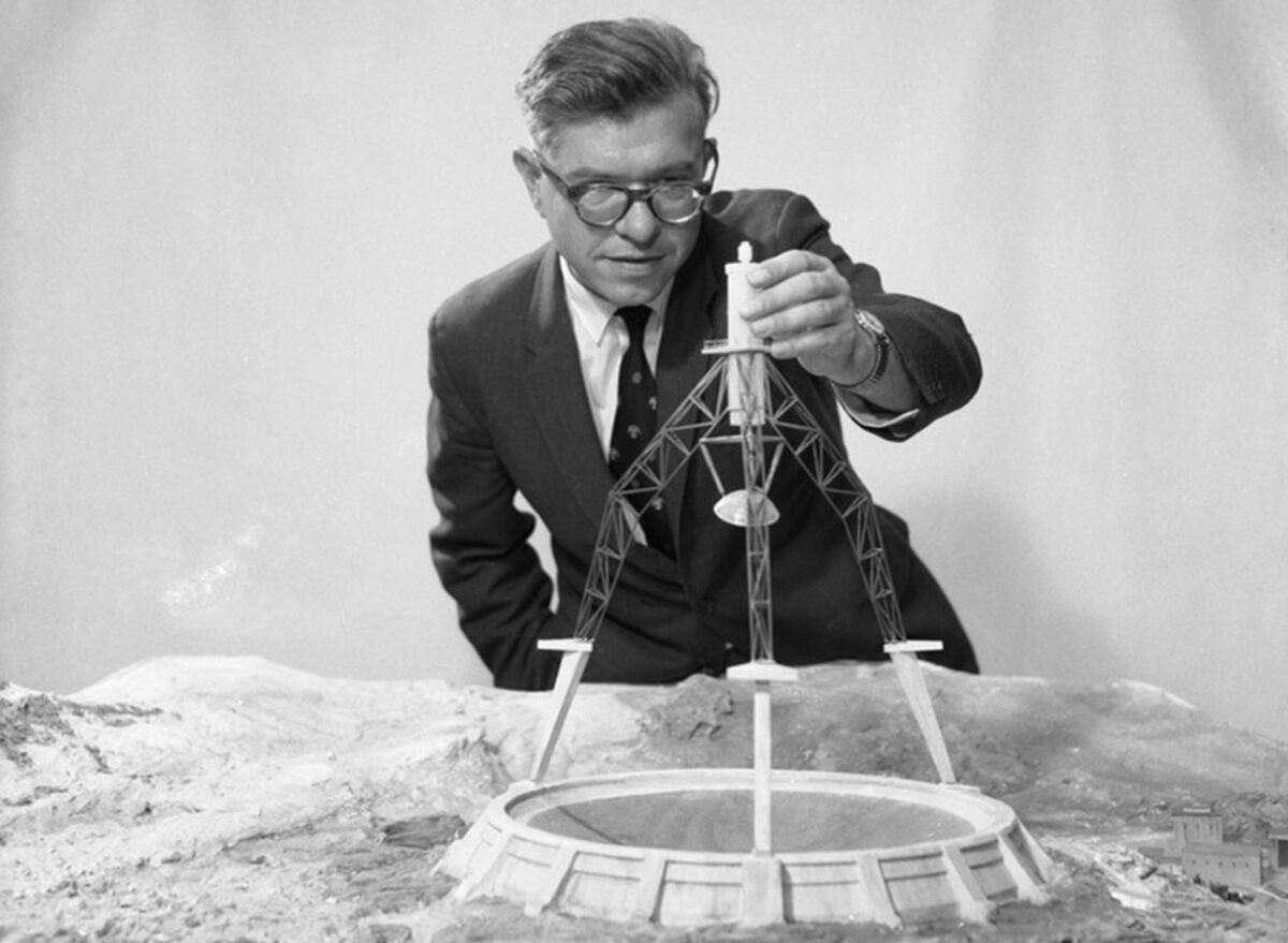 Fred Hoyle manuseia maquete de estrutura de pesquisa espacial