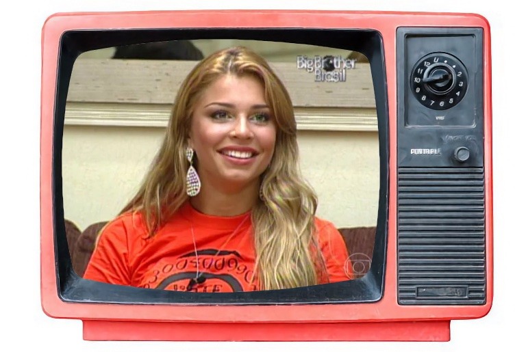 Grazi Massafera sorri para a câmera, ainda sentada no sofá do BBB 5.