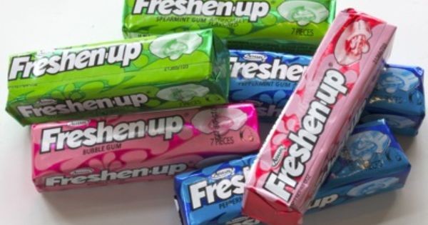 Várias embalagens do chiclete Freshen-up, nas cores verde, azul e rosa