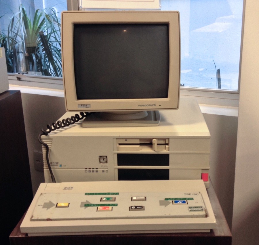 Microcomputador de votação no plebiscito de Cocal do Sul/SC, 1991. Centro de Memória Desembargador Adão Bernardes (TRE/SC)