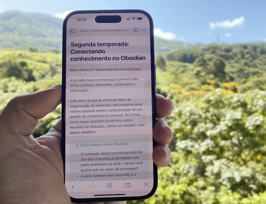 O app Obsidian em um celular, mostrando o conteúdo deste post, com a mata ensolarada ao fundo.<br>