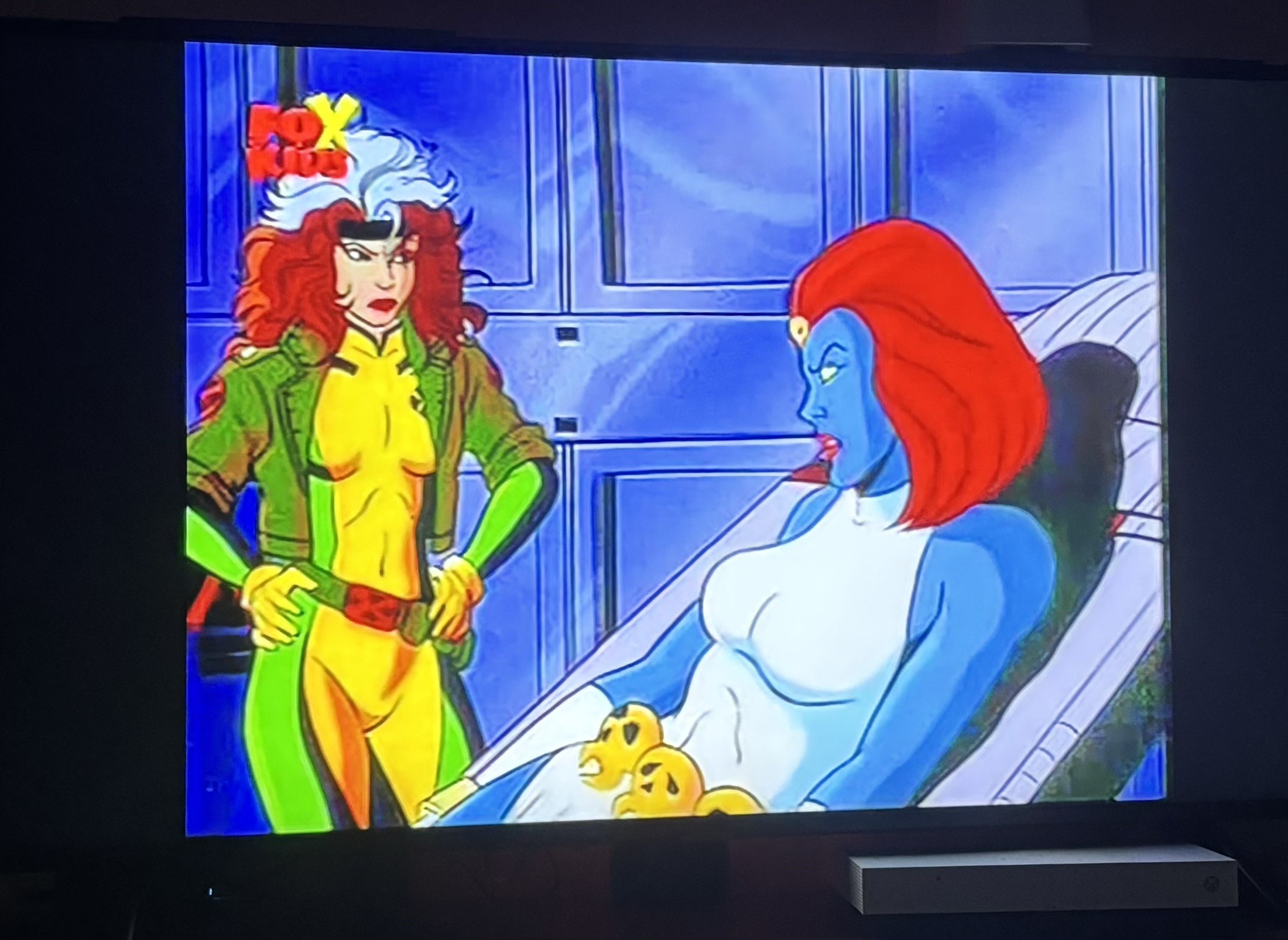 Cena de desenho animado em proporções 4:3,  mostrando as personagens Rogue e Mística