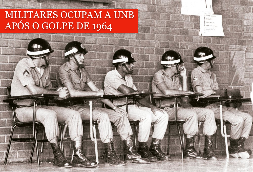 Foto em preto e branco de de 5 militares do exército sentados em carteiras da UNB