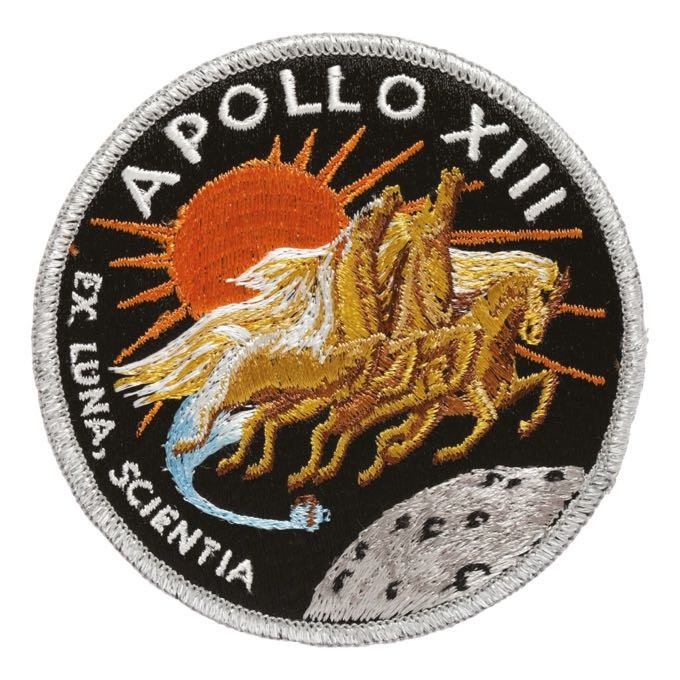 Emblema da missão Apollo XIII com o lema: EX LUNA, SCIENTIA