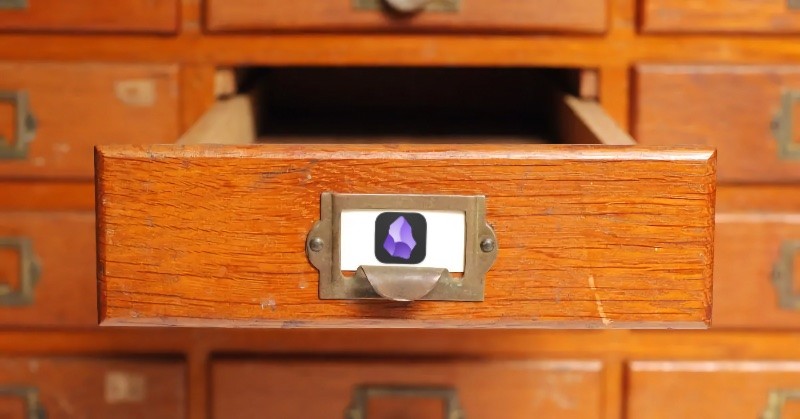 Gaveteiro com uma gaveta aberta, identificada pelo ícone do Obsidian 