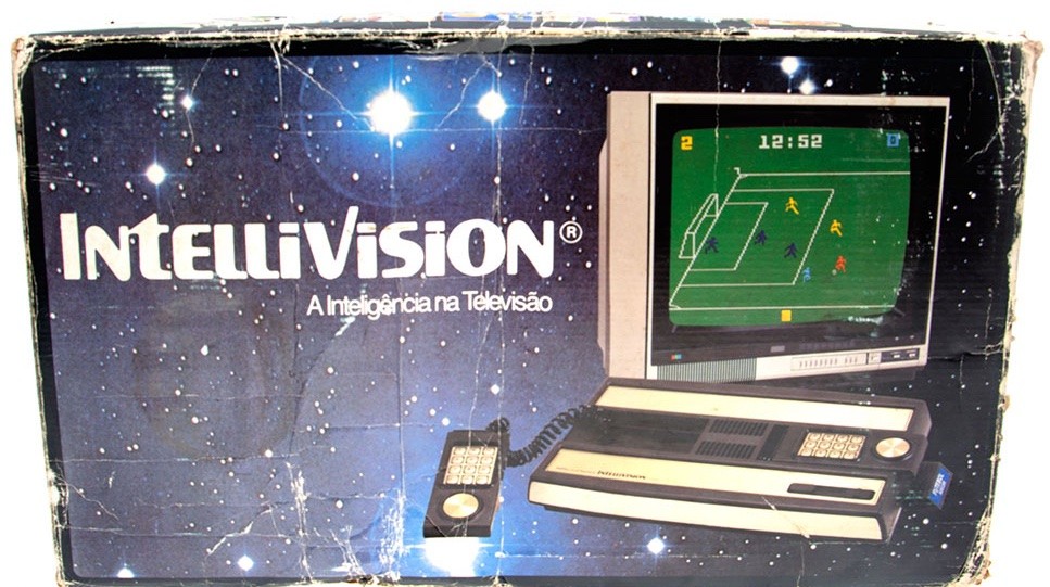 Caixa em mau estado de conservação de um Intellivision brasileiro.