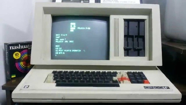 Um modelo de CP 500 com 2 drives de disquete.