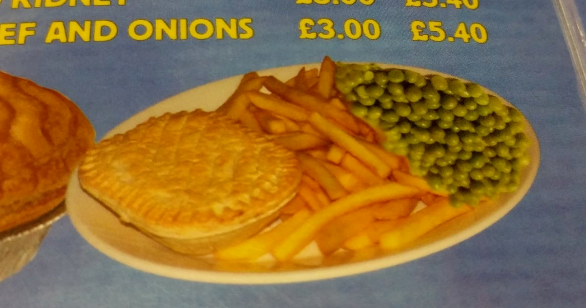 Cardápio inglês com foto de um PF com uma torta, fritas e ervilhas, porém as ervilhas foram photoshopadas em posição que desafia a física newtoniana