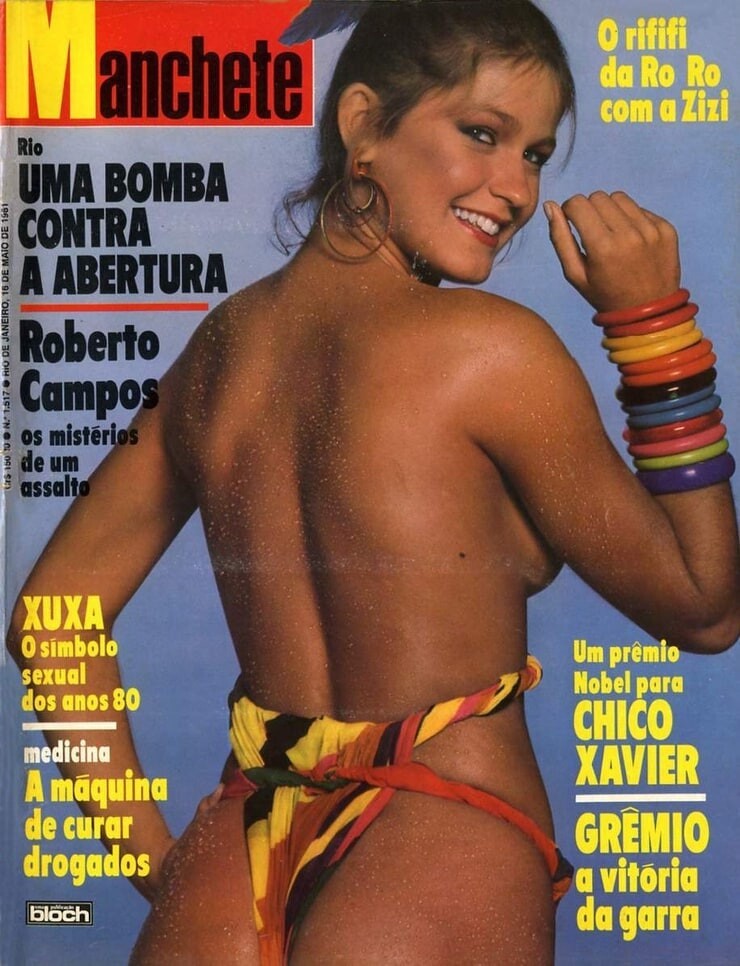 Capa da revista Manchete dos anos 80 com foto de Xuxa (de costas) com a parte de baixo de um biquíni e pulseiras coloridas, e chamadas para reportagens sobre: agitação política, assalto a um ministro, uma cura para toxicômanos, um caso lésbico entre celebridades, e um prêmio para o médium Chico Xavier