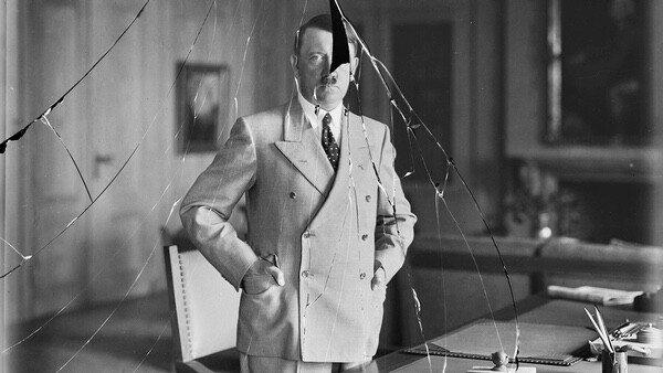 Foto rasgada de Hitler jovem e com roupas civis