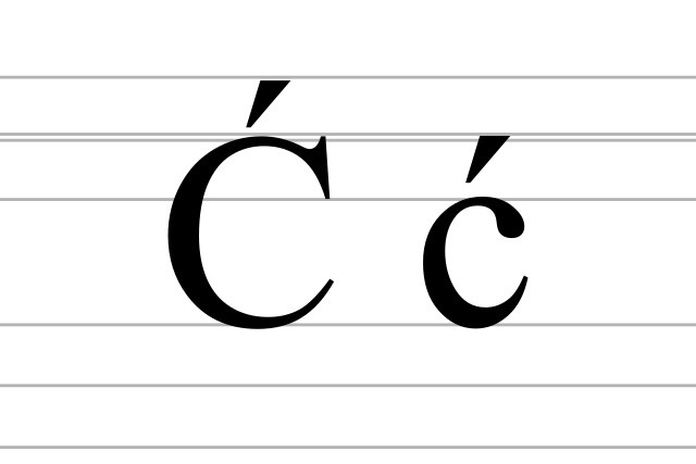 C com acento agudo, em versões maiúscula e minúscula