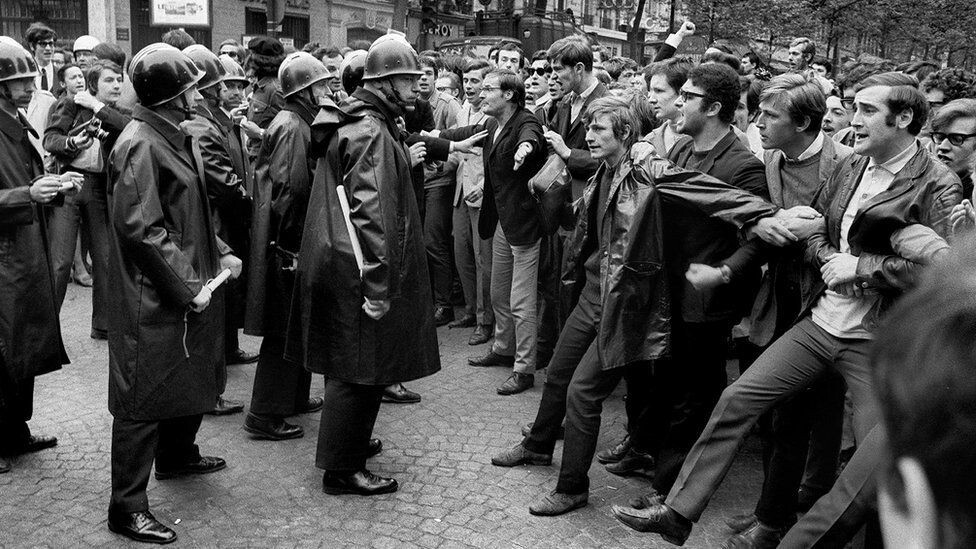 Cena de confronto, ainda antes da violência, entre policiais e estudantes em maio de 1968, na França