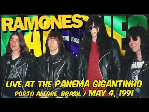 Ramones com logo da banda em cores brasileiras e identificação alusiva ao show em Porto Alegre