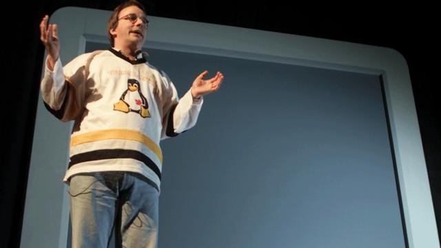 Foto de Linus TOrvalds em palco de conferência