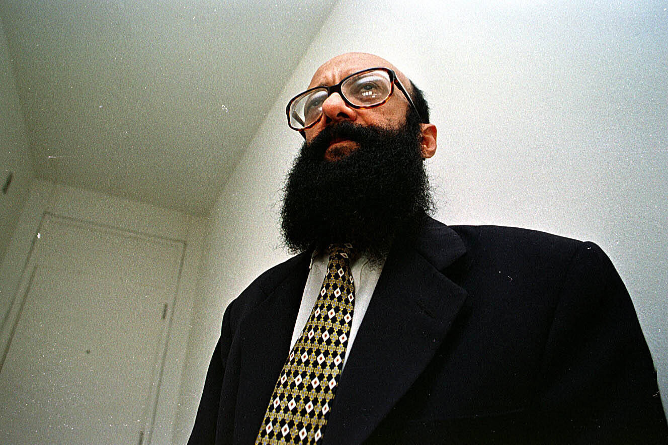 Foto de um homem calvo, de óculos e com densa barba escura. Seu nome é Enéas.