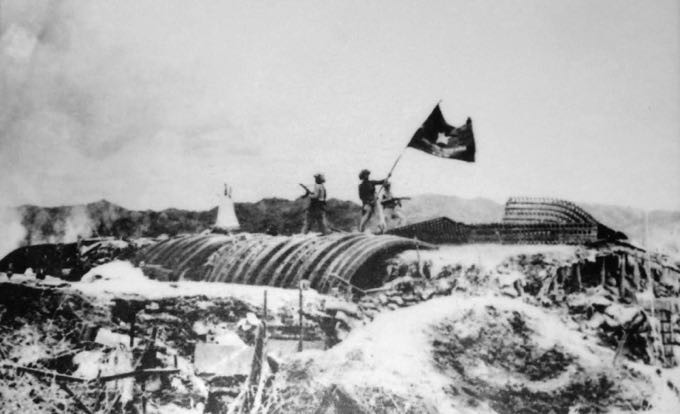 Uma imagem das tropas do Viet Minh plantando sua bandeira sobre o quartel-general francês capturado em Dien Bien Phu, 7 de maio de 1954.