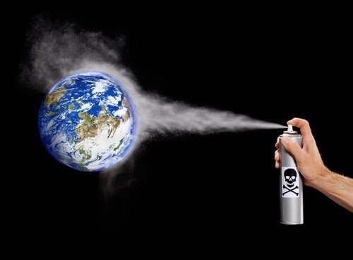 Alegoria de um spray com símbolo de perigo apontado para o planeta Terra