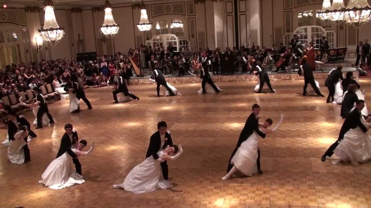 Apresentação de valsa em salão de baile