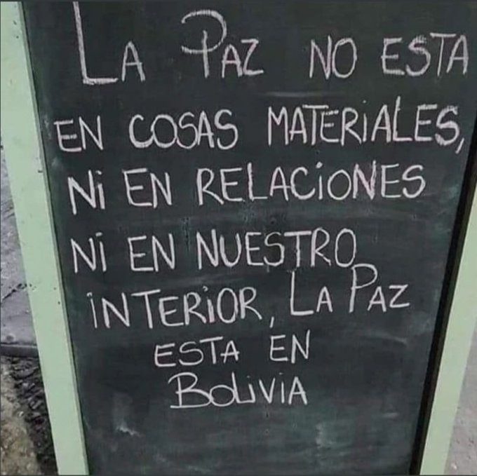 Foto de um quadro no qual está escrito, em espanhol e com giz:<br><br>la paz no esta en cosas materiales, ni en relaciones ni en nuestro interior, la paz esta en bolivia