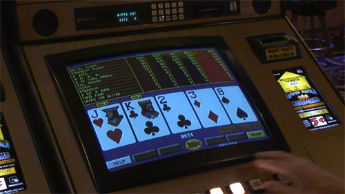 Foto da tela de uma máquina de vídeo pôquer em um cassino dos EUA.