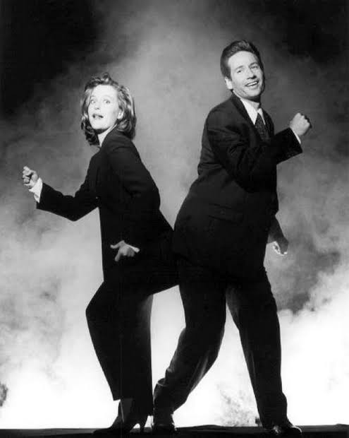 Os agentes especiais Dana Scully e Fox Muldrr, do FBI, em pose de dança, numa imagem promocional da série X Files. 
