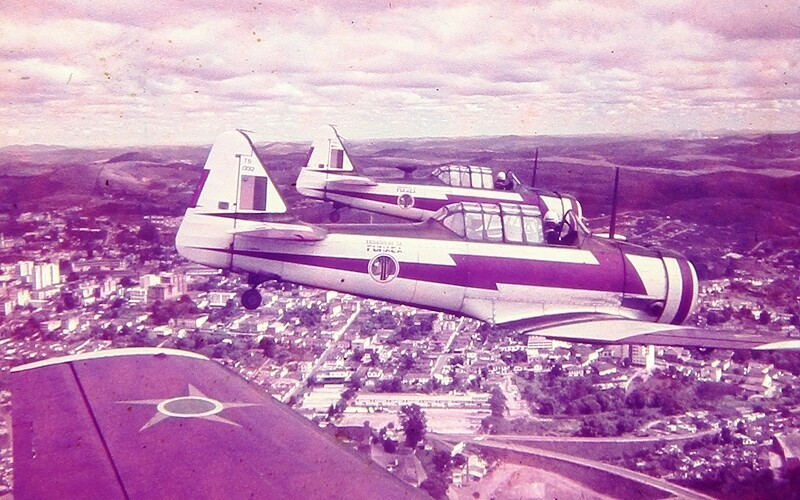 Foto aérea de apresentação antiga da Esquadrilha da Fumaça