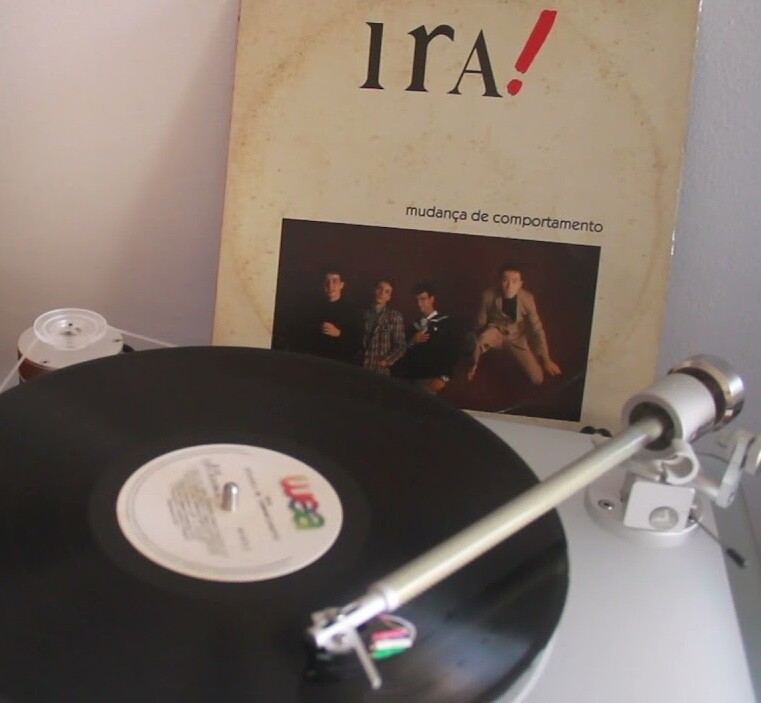 LP Mudança de Comportamento tocando numa vitrola