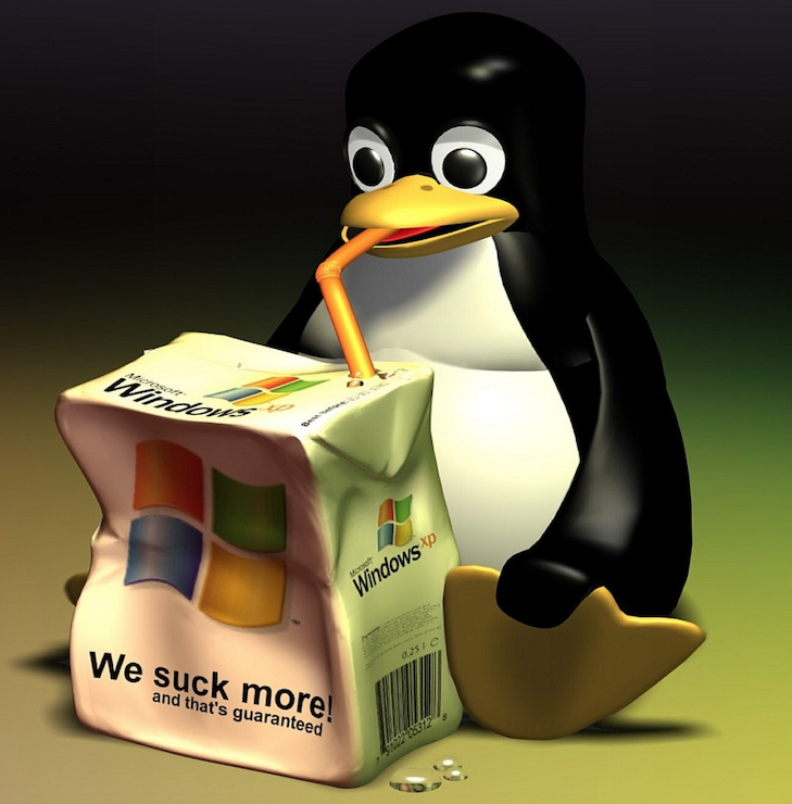 Alegoria do mascote do Linux esvaziando a caixinha de suco do Windows, na qual está escrito: “we suck more“.