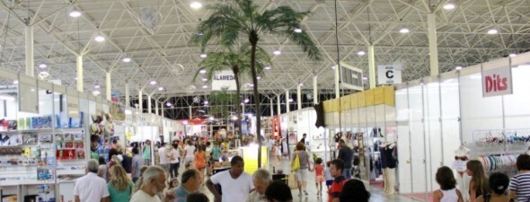Visão panorâmica interna do Ilha Shopping, uma grande tenda metálica