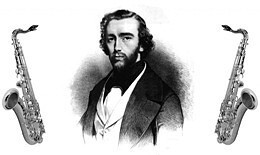 Retrato em preto e branco de Adolphe Sax, cercado por 2 saxofones