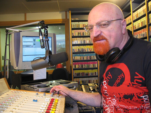 Kid Vinil em estúdio de áudio