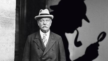 Conan Doyle posa para a foto, e a sombra projetada é a de seu personagem Sherlock Holmes, de lupa e cachimbo.